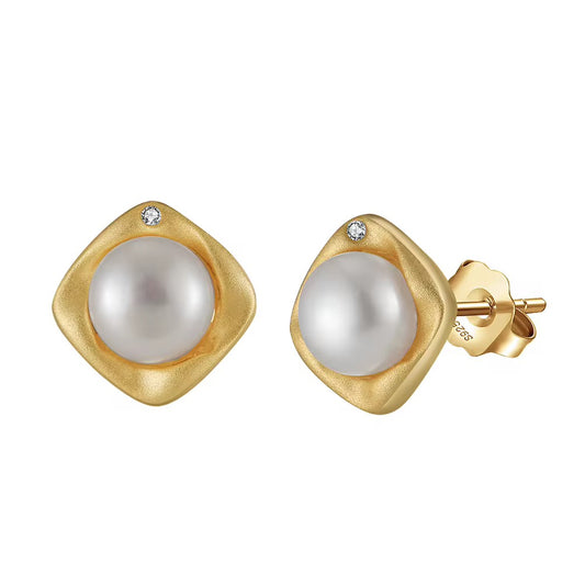 Isla Pearl Stud Earrings