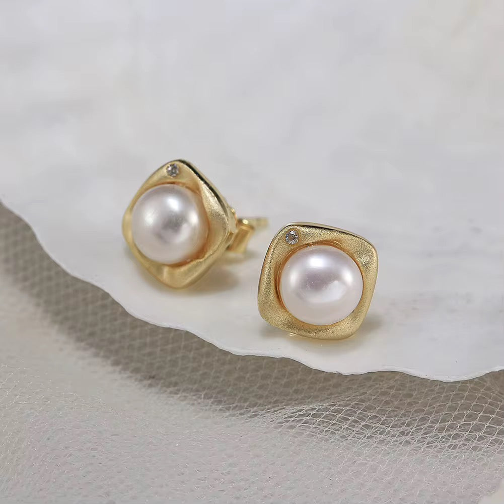 Isla Pearl Stud Earrings