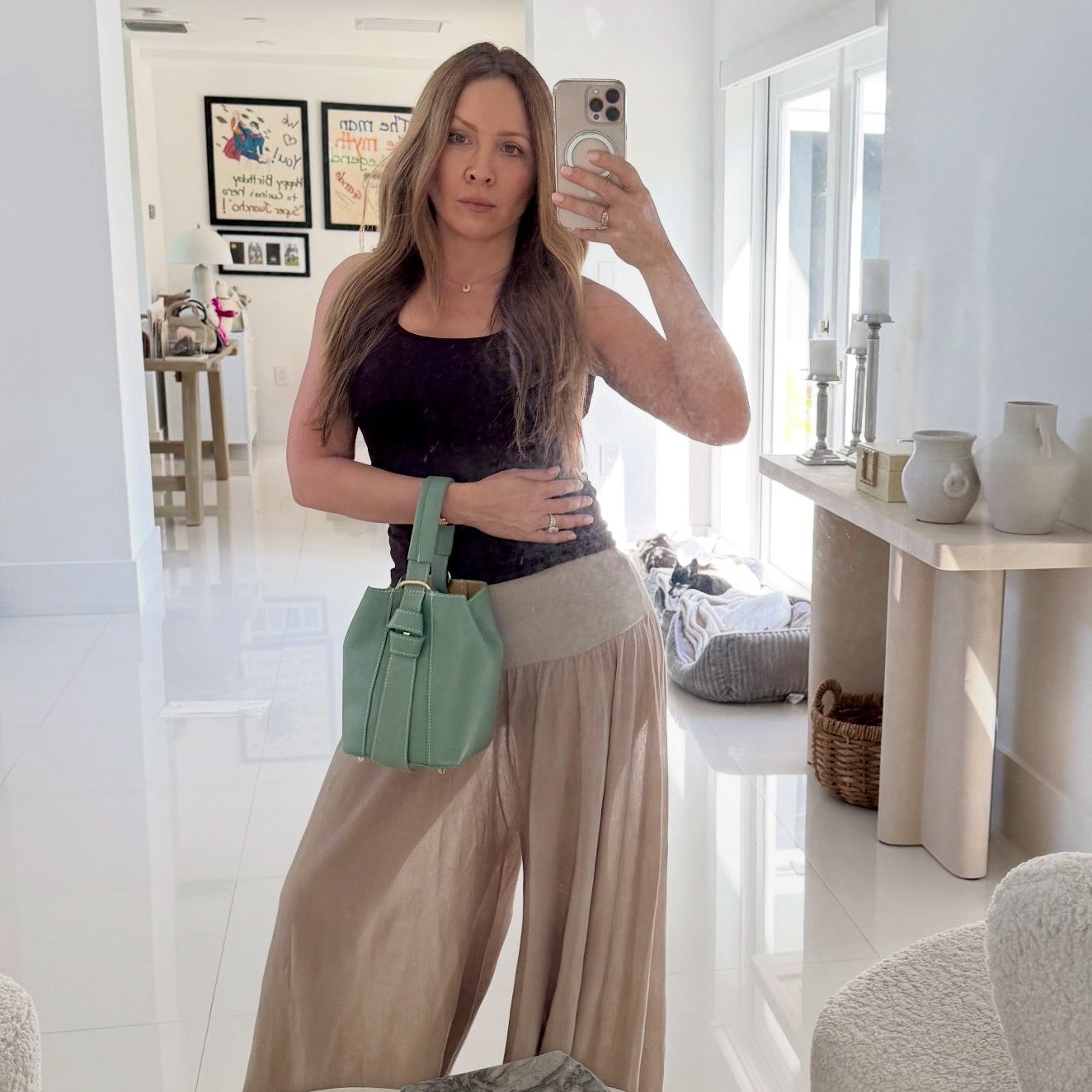 🟢 Sage Green

Italian leather handbag in sage green with gold hardware.