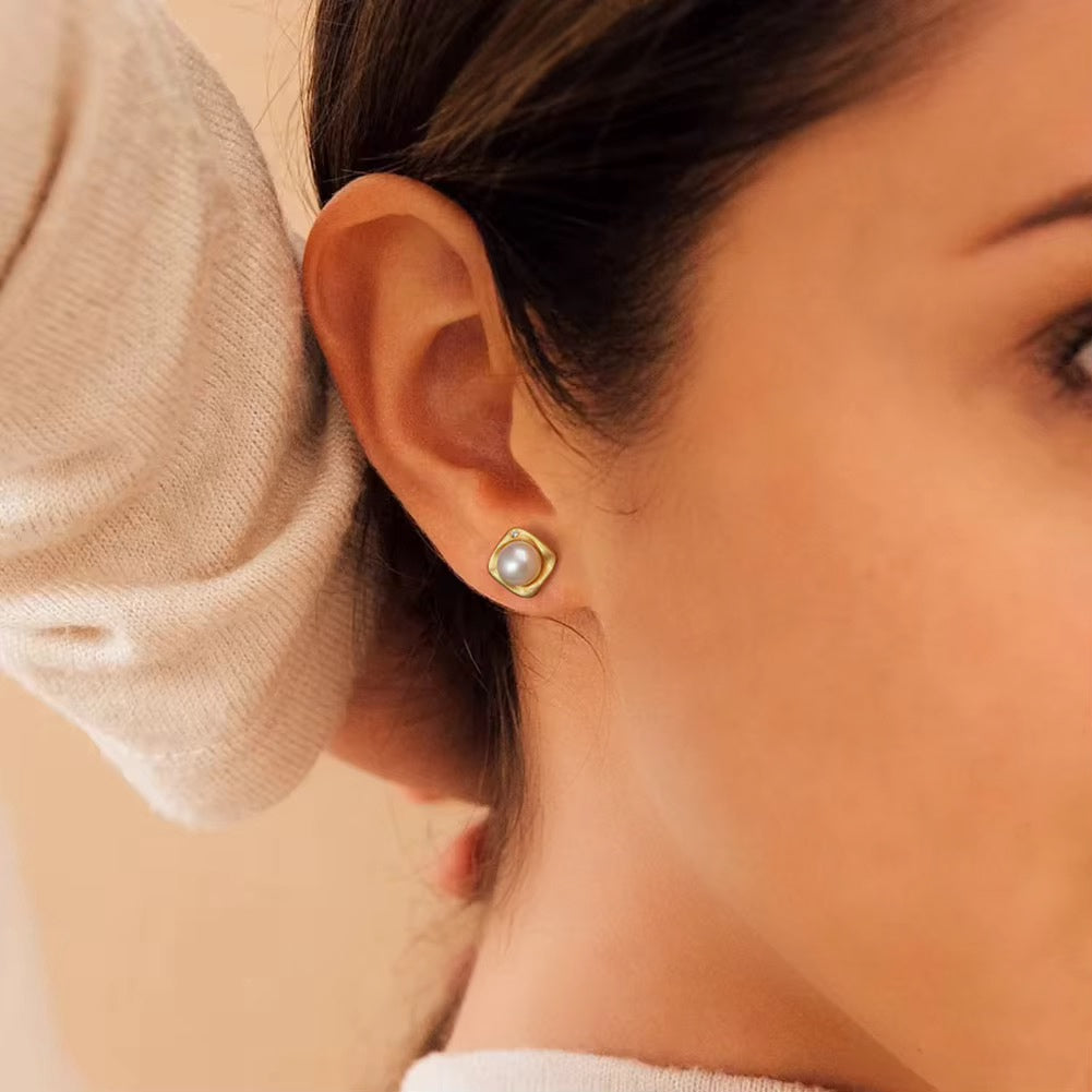 Isla Pearl Stud Earrings