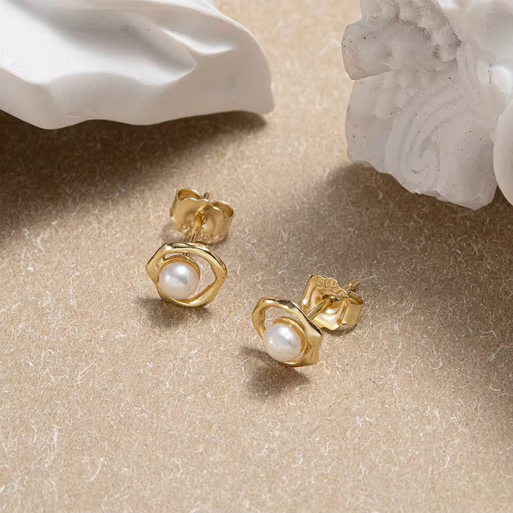 Maré Pearl Stud Earrings