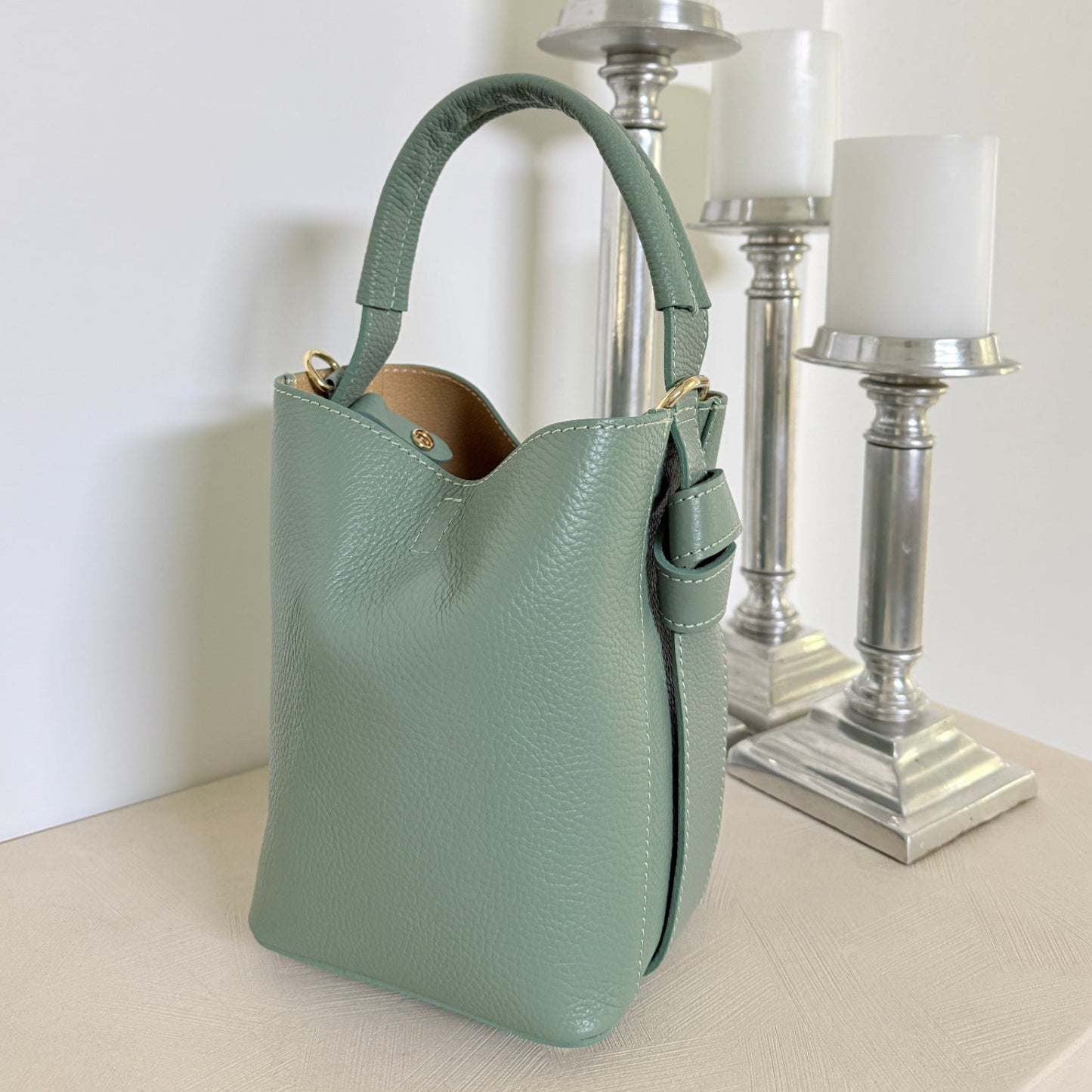 🟢 Sage Green

Italian leather handbag in sage green with gold hardware.