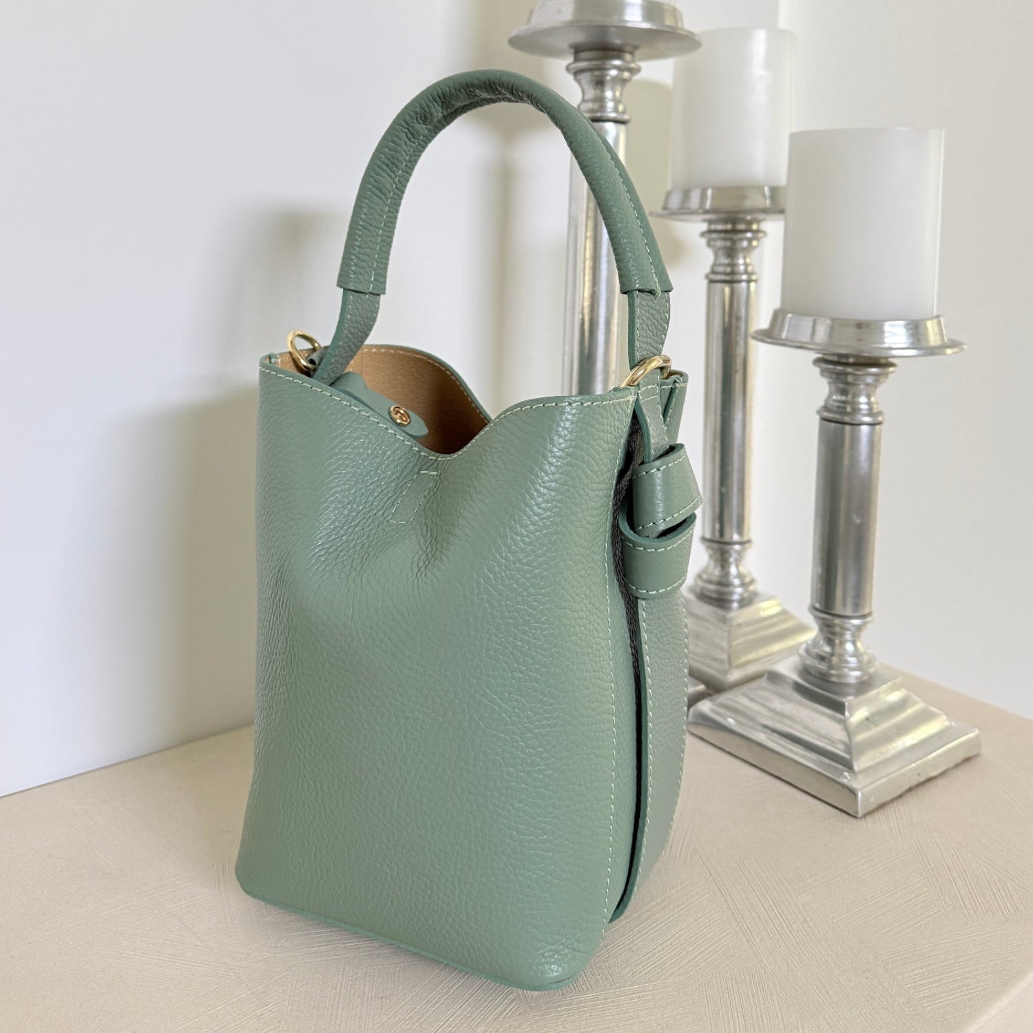 🟢 Sage Green

Italian leather handbag in sage green with gold hardware.