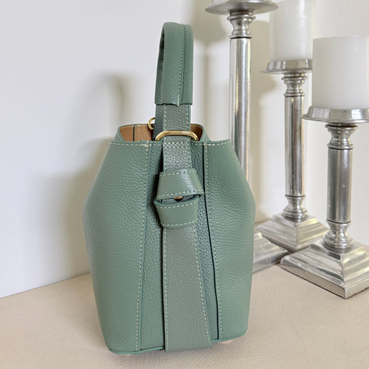 🟢 Sage Green

Italian leather handbag in sage green with gold hardware.