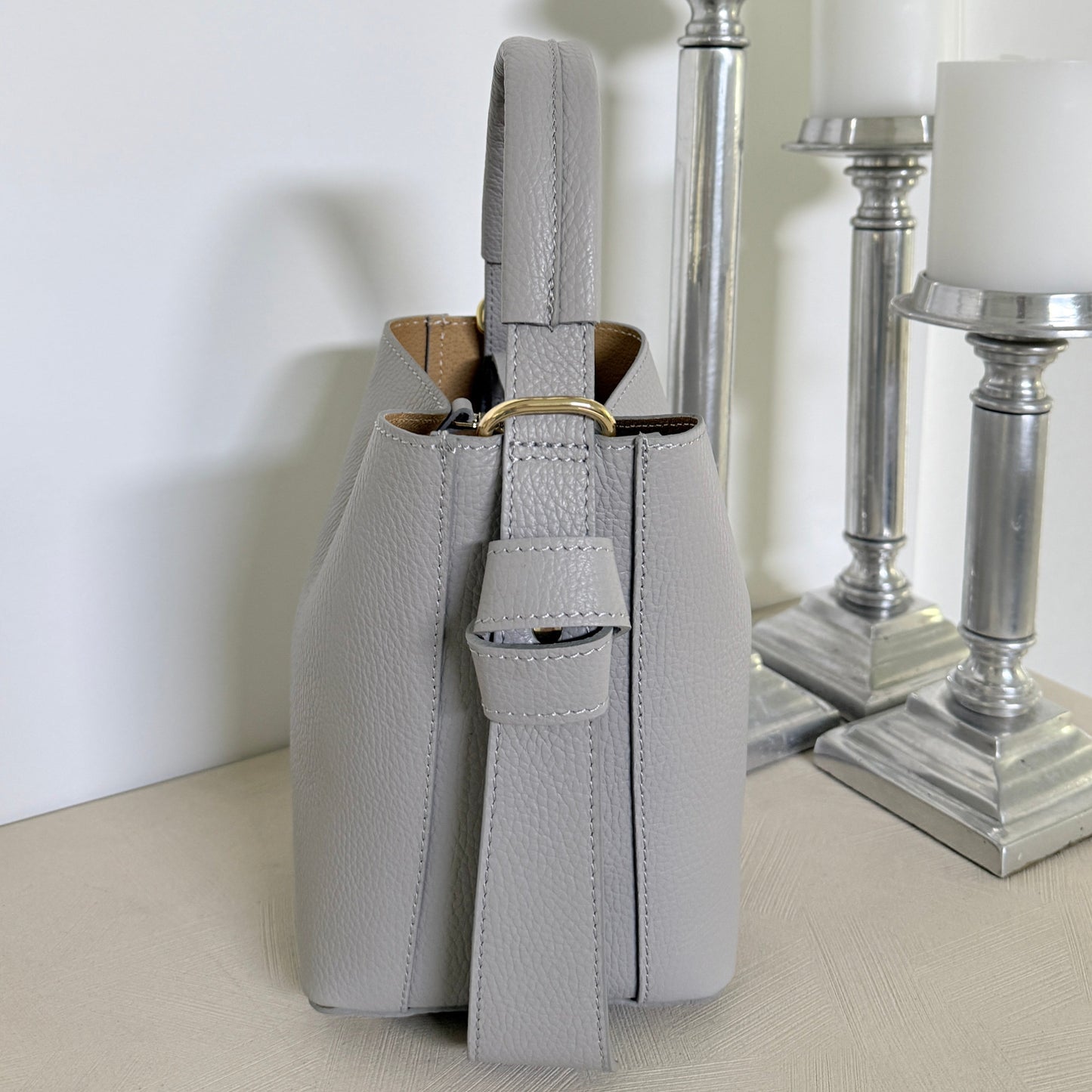 ⚪ Pearl Gray 

Italian leather handbag in pearl gray with gold hardware.