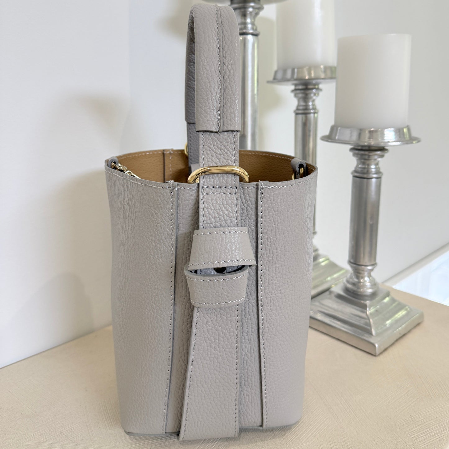 ⚪ Pearl Gray 

Italian leather handbag in pearl gray with gold hardware.