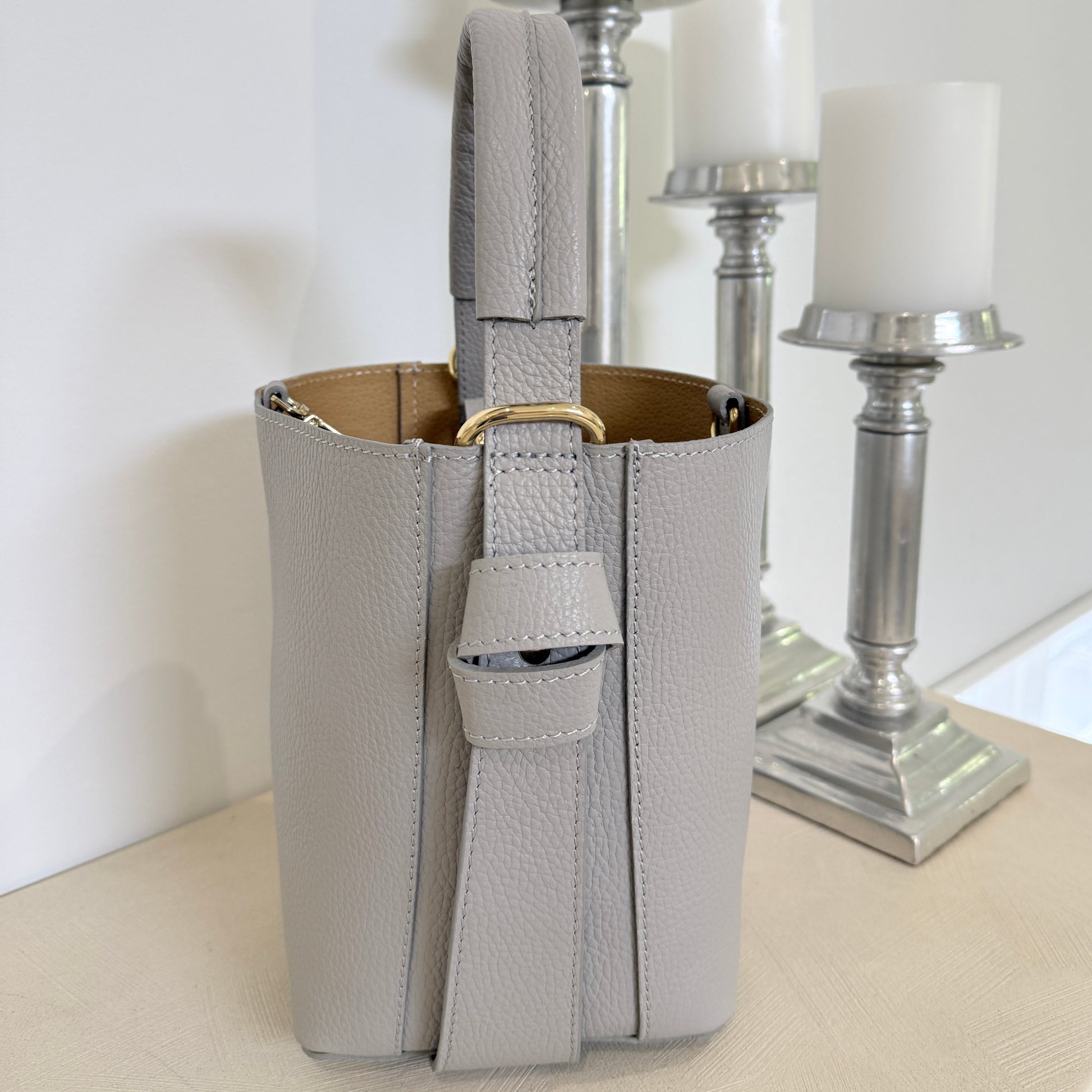 ⚪ Pearl Gray 

Italian leather handbag in pearl gray with gold hardware.