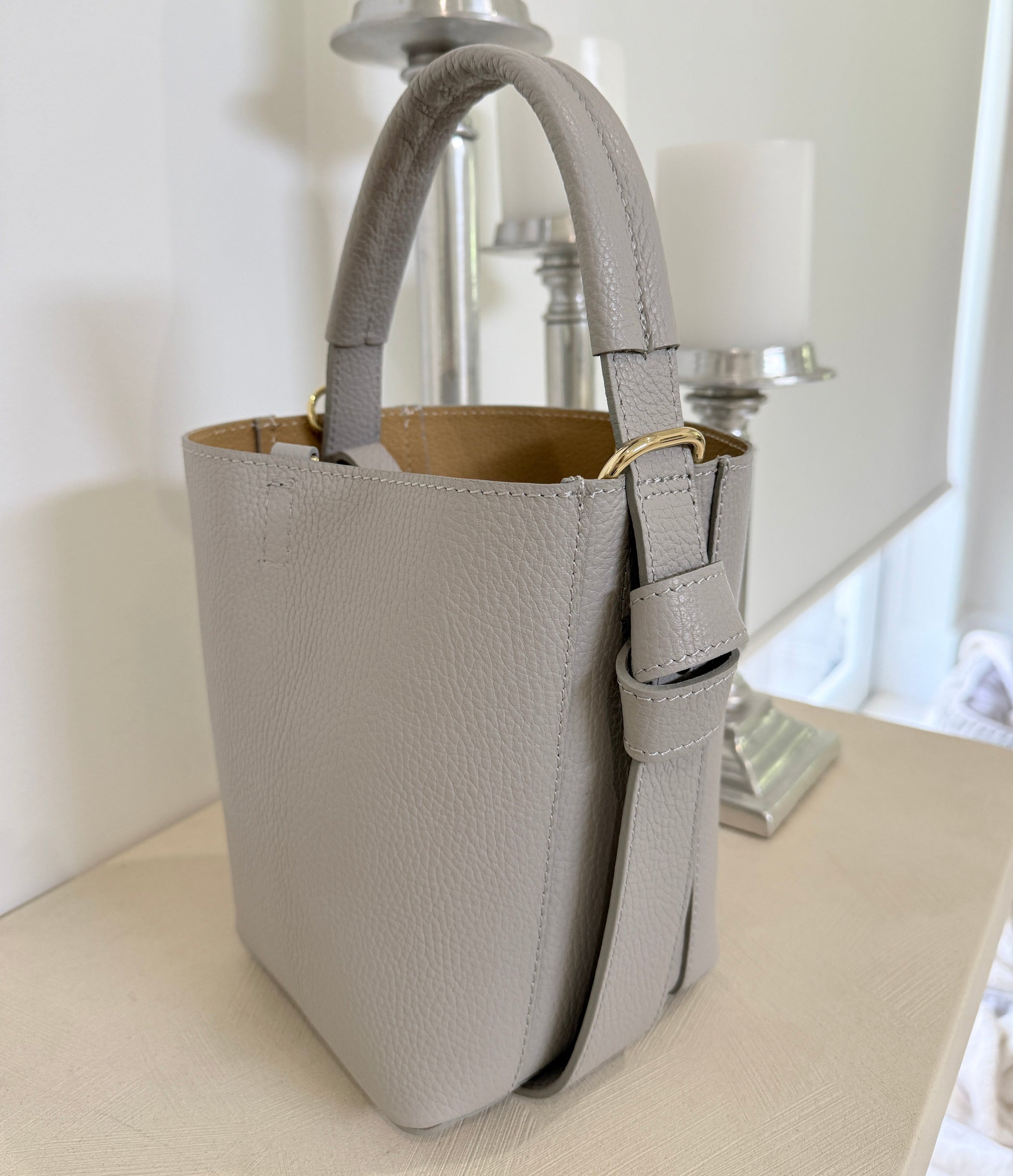 ⚪ Pearl Gray 

Italian leather handbag in pearl gray with gold hardware.