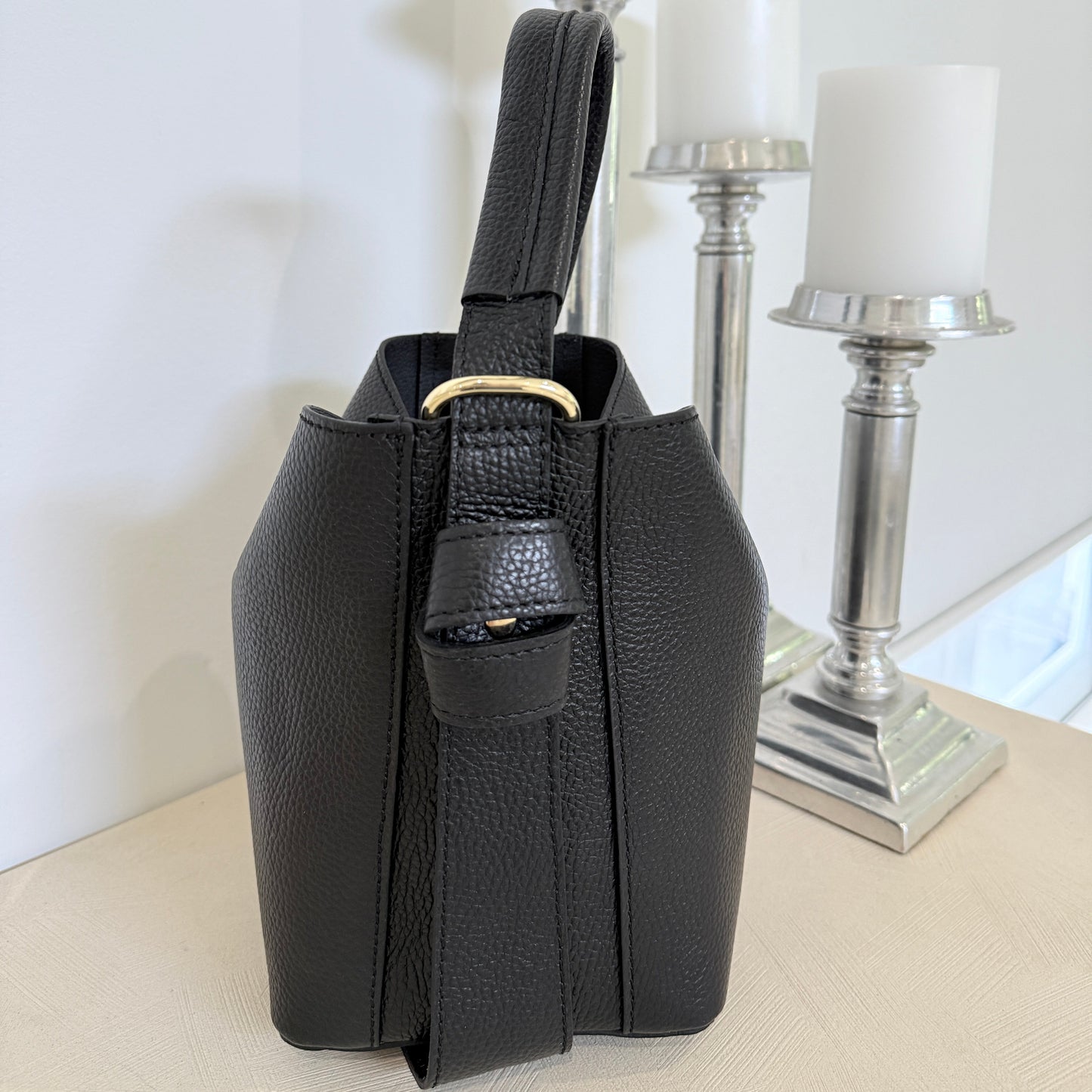 🖤 Black

Italian leather handbag in black with gold hardware.