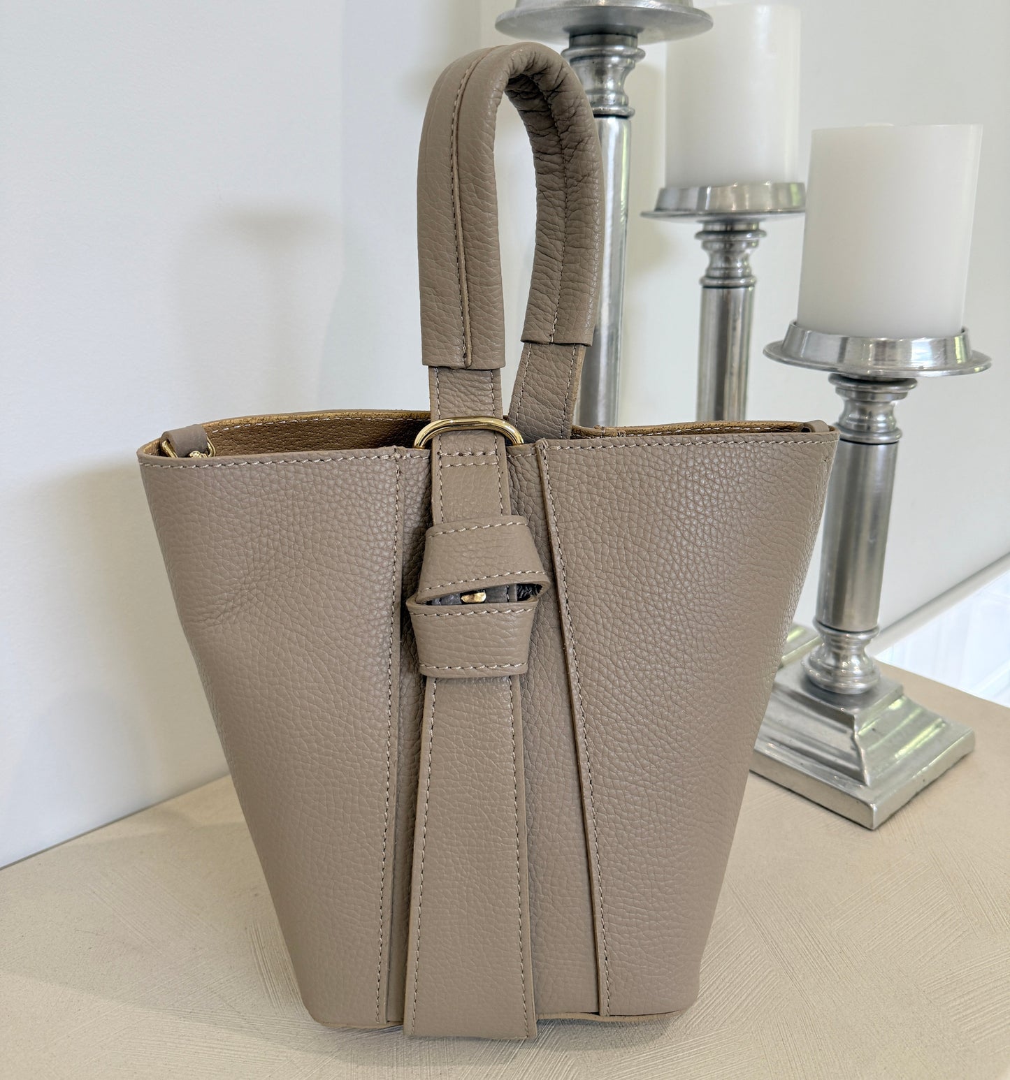 🩶 Taupe

Italian leather handbag in taupe with gold hardware.