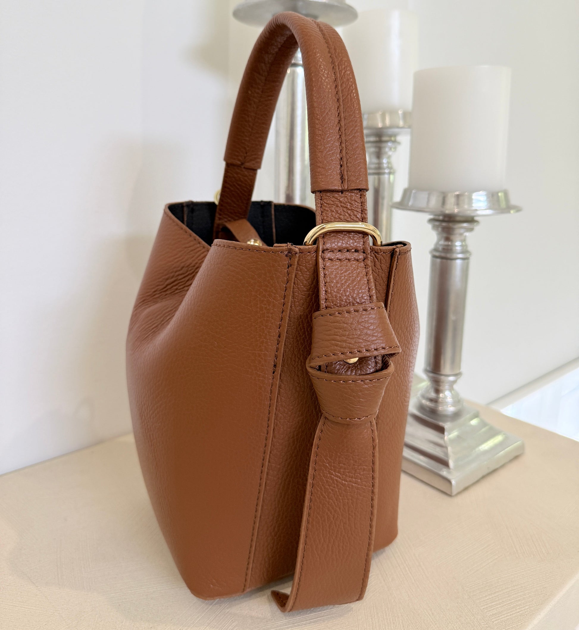 🤎 Cognac

Italian leather handbag in cognac with gold hardware.