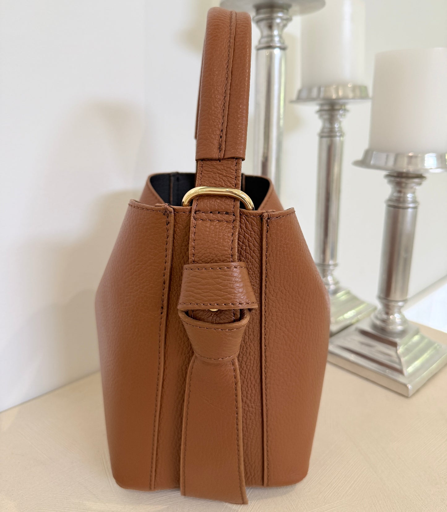 🤎 Cognac

Italian leather handbag in cognac with gold hardware.