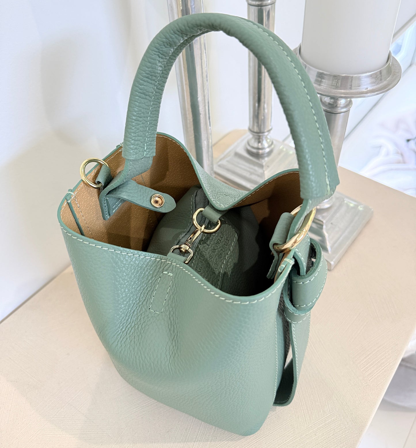 🟢 Sage Green

Italian leather handbag in sage green with gold hardware.