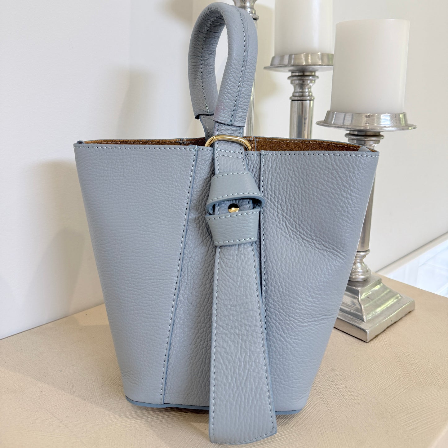 Powder Blue 🩵
Italian leather with gold hardware.