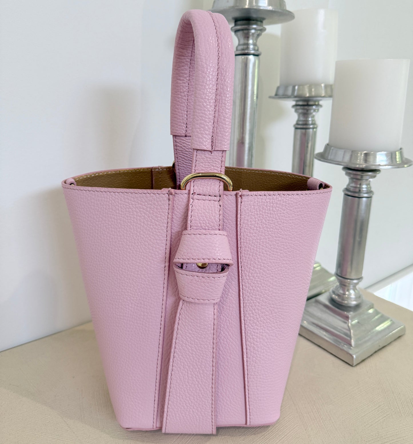 Blush Pink 🌸
Italian leather with gold hardware.
