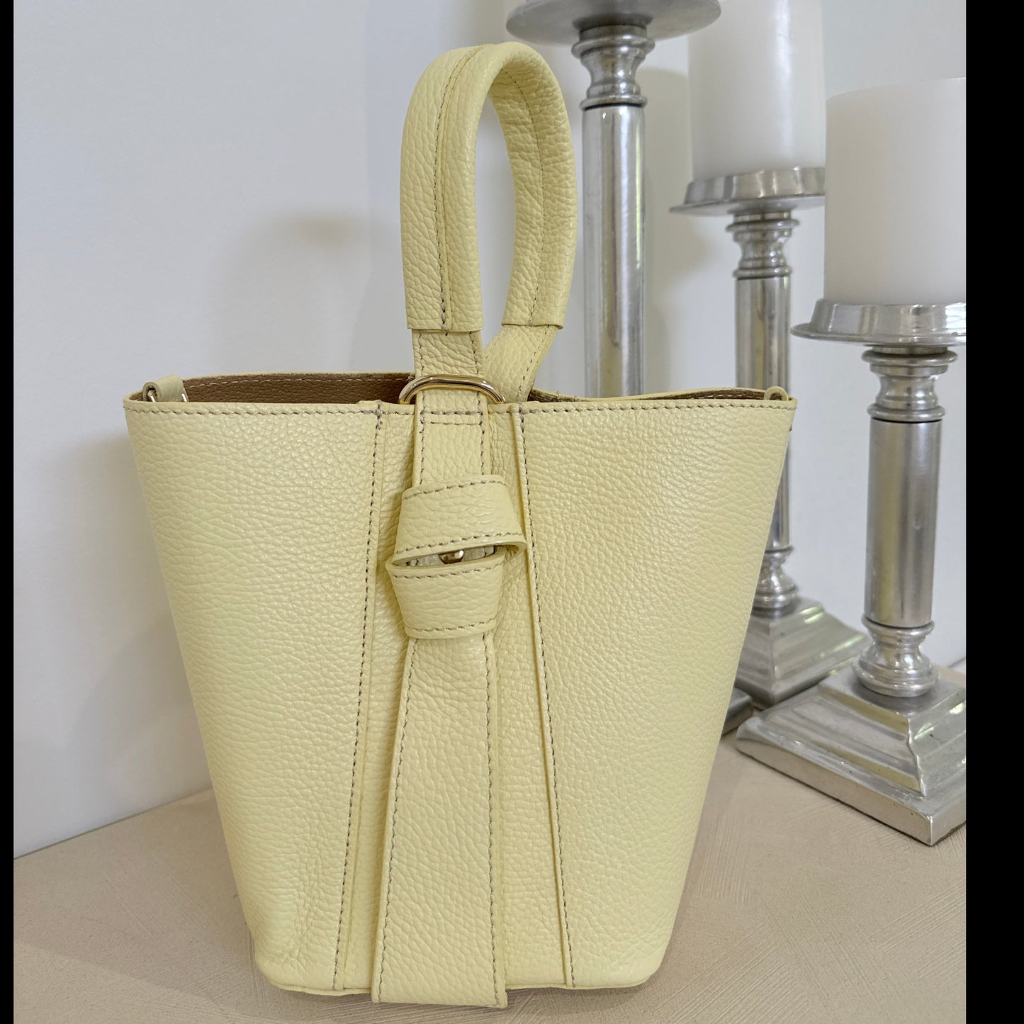 💛 Butter Yellow

Italian leather handbag in butter yellow with gold hardware.