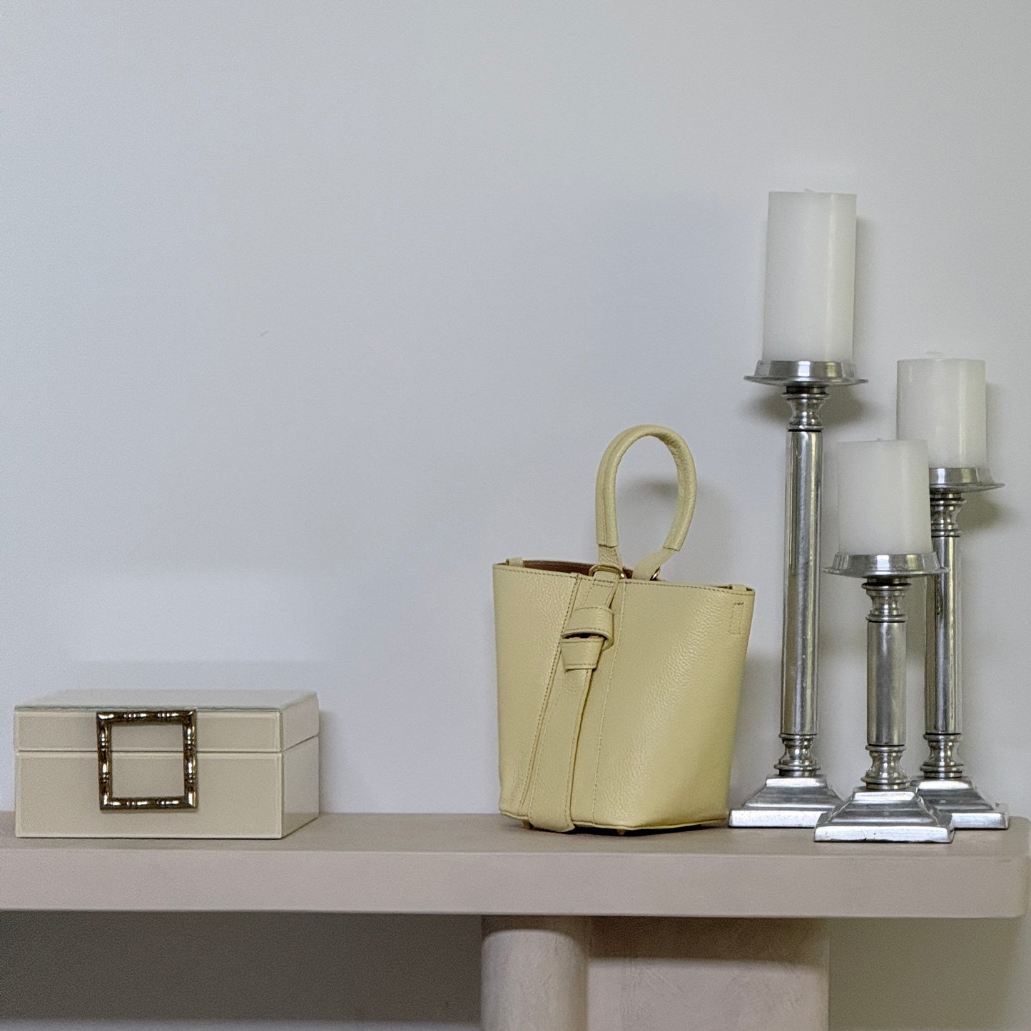 💛 Butter Yellow

Italian leather handbag in butter yellow with gold hardware.